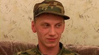 Русский солдат в форме надрочил елдак на порно кастинге
