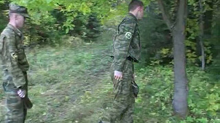 Старшина в форме жестко выебал анал русского солдата у дерева