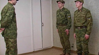 Офицер смотрит на анальный секс двух солдатов и дрочит член