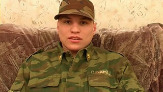 Русский солдат с волосатым членом дрочит на порно кастинге
