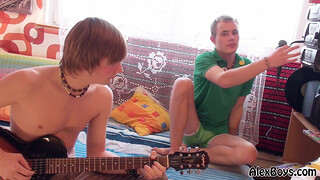 Красавчик научил друга играть на гитаре и трахнул членом за щеку