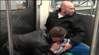 Брюнет неожиданно взял и отсосал хер привлекательного гея в метро