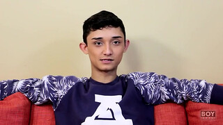 Восемнадцатилетний парень красиво дрочит член на кастинге для геев