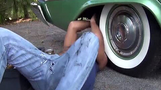 Молодой парень сосет хер своего помощника по ремонту авто
