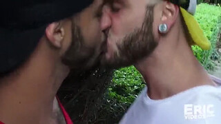 Два бородатых гея прижимаются к друг другу и дрочат